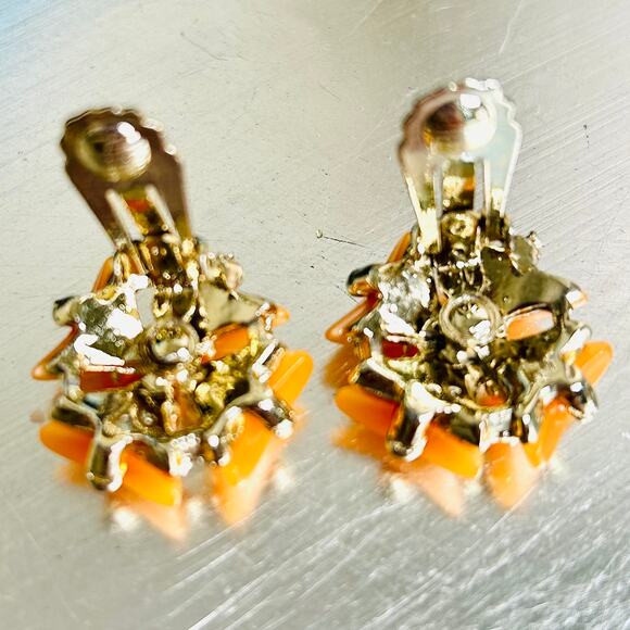 Vintage Gold Tone Light Orange Lucite Clip On Earrings - Picture 2 of 5